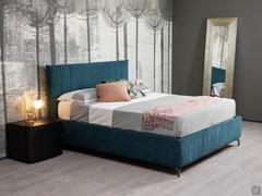 Letto tessile imbottito nella versione con giroletto Tender e testiera Soft, rivestito in velluto lavabile Brera
