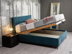 Particolare del letto imbottito con giroletto h.30 cm dotato di rete ortopedica con telaio e doghe in legno e vano contenitore ad alzata semplice manuale