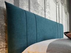 Dettaglio della lavorazione sartoriale a cuciture verticali della testiera Soft 