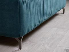 Dettaglio del giroletto contenitore, alto 30 cm e sollevato da terra grazie ai piedini P12 in metallo alti 12 cm