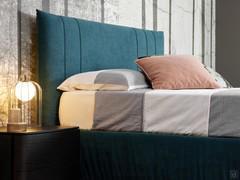 Dettaglio della testiera Soft, imbottita, con uno spessore di 10 cm e impreziosita da cuciture verticali