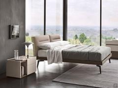 Letto Austin con giroletto in legno, slanciato dai piedini sagomati in metallo, disponibili in metallo epossidico o laccato metallizzato