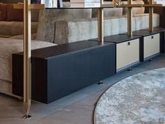 Contenitore con anta a ribalta retrofinito con scocca interna in decor tortora con apertura push-pull
