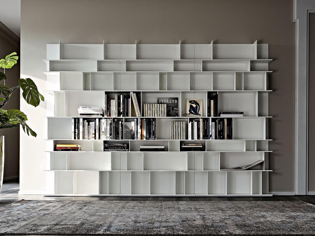 Libreria laccata bianca Wally di Cattelan larga 315 cm ed alta 215 cm, composta da tre moduli identici affiancati