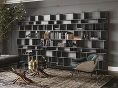 Libreria componibile Wally di Cattelan qui proposta in un salotto nell'elegante finitura laccato goffrato graphite. Composta da n.4 elementi larghi 105 cm ed alti 215 cm