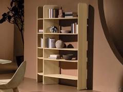 Libreria stand alone Template con fianchi e ripiani in legno essenza frassino Desert, qui raffigurata nella versione larga 135 cm