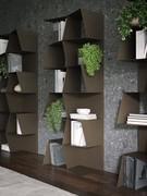 Match è una libreria a muro utilizzabile anche a moduli singoli, valorizzando il gioco di volumi e linee oblique che la caratterizza