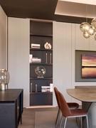 Nicchia arredata con cinque mensole Lounge su misura spesse 5 cm, in legno impiallacciato rovere wengé vissuto