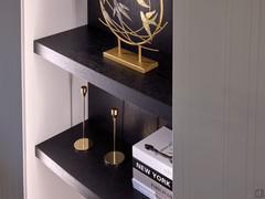 Particolare della nicchia arredata con mensole Lounge su misura e della luce soffusa della retroilluminazione Led tramite barre verticali incassate nei fianchi