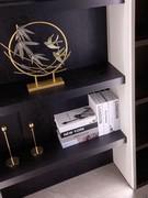 Particolare della nicchia arredata con mensole Lounge su misura in legno impiallacciato in tinta al pannello boiserie