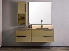 Mobile bagno N114 in finitura laccato metallizzato champagne con pensile battente, abbinato a una specchiera quadrata (non inclusa nella composizione)