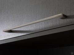 Dettaglio del maniglione in acciaio zigrinato per una presa stabile e sicura