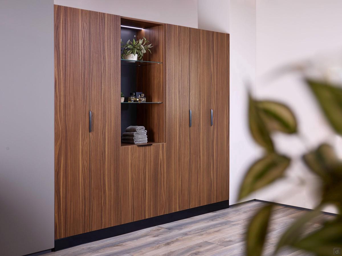 Mobile lavanderia con colonna a giorno Oasis L07 in finitura nobilitato effetto legno 280 Hazelnut