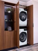 Colonna portalavatrice e asciugatrice da 70 cm di larghezza per 200 di altezza, elemento cardine della composizione lavanderia Oasis L07
