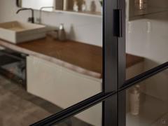 Ante in vetro riflettente fumé e frame in alluminio con maniglia integrata 