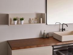 Mensola a giorno con schienale in laccato opaco. Utile ripiano d'appoggio per accessori e oggettistica quotidiana