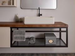 Top in legno massello rovere, sulla parte inferiore si nota la struttura in alluminio nero con traverso porta-salviette e fondo in vetro grigio