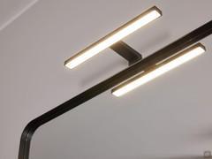 Faretto a LED largo cm 30 con sporgenza dalla cornice specchio di cm 11. Luce da 4,9 watt e 4000K