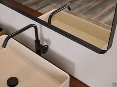 Specchiera Shape con cornice in laccato opaco nero