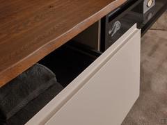 Sistema di apertura con profilo a "L" realizzato in laccato opaco in tinta al frontale del cestone. Disponibili anche sistema push-pull, unghiatura e diversi modelli di maniglia applicata