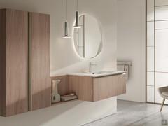 Consolle Lavabo in ceramica lucida con base portalavabo cestone. Nello scatto notiamo lo sbalzo di profondità tra base-lavabo cm 51 e vano giorno / pensile cm 20,8
