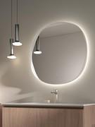 Lo specchio Wave compreso nella composizione o eventualmente scorporabile a configuratore, è provvisto di LED sotto cornice, con temperatura colore regolabile