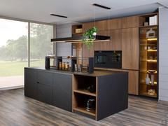 Cucina nera e legno con isola lavello e cottura Five Six 01