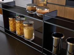 Ripiani portaspezie di design integrati nell'isola cottura e lavello