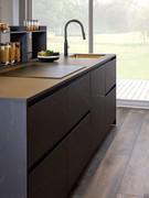Isola cucina total look nero con venature oro