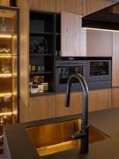 Cucina nera e legno dal design moderno