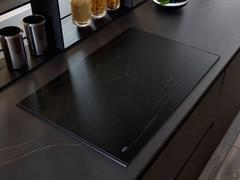 Piano cottura a induzione satinato AEG in SaphirMatt®, fino a quattro volte più resistente ai graffi