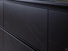 Dettaglio della finitura HPL Ambassador 466 nera opaca con venature dorate