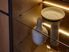 Dettaglio dei ripiani in vetro con luci LED sul fondo