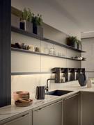 Mensole con schienali metallizzati