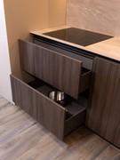Zona cottura con piano a induzione e cassettoni con cassetto interno 