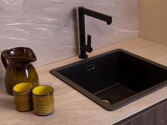 Dettaglio del lavello monovasca e del top in HPL effetto pietra