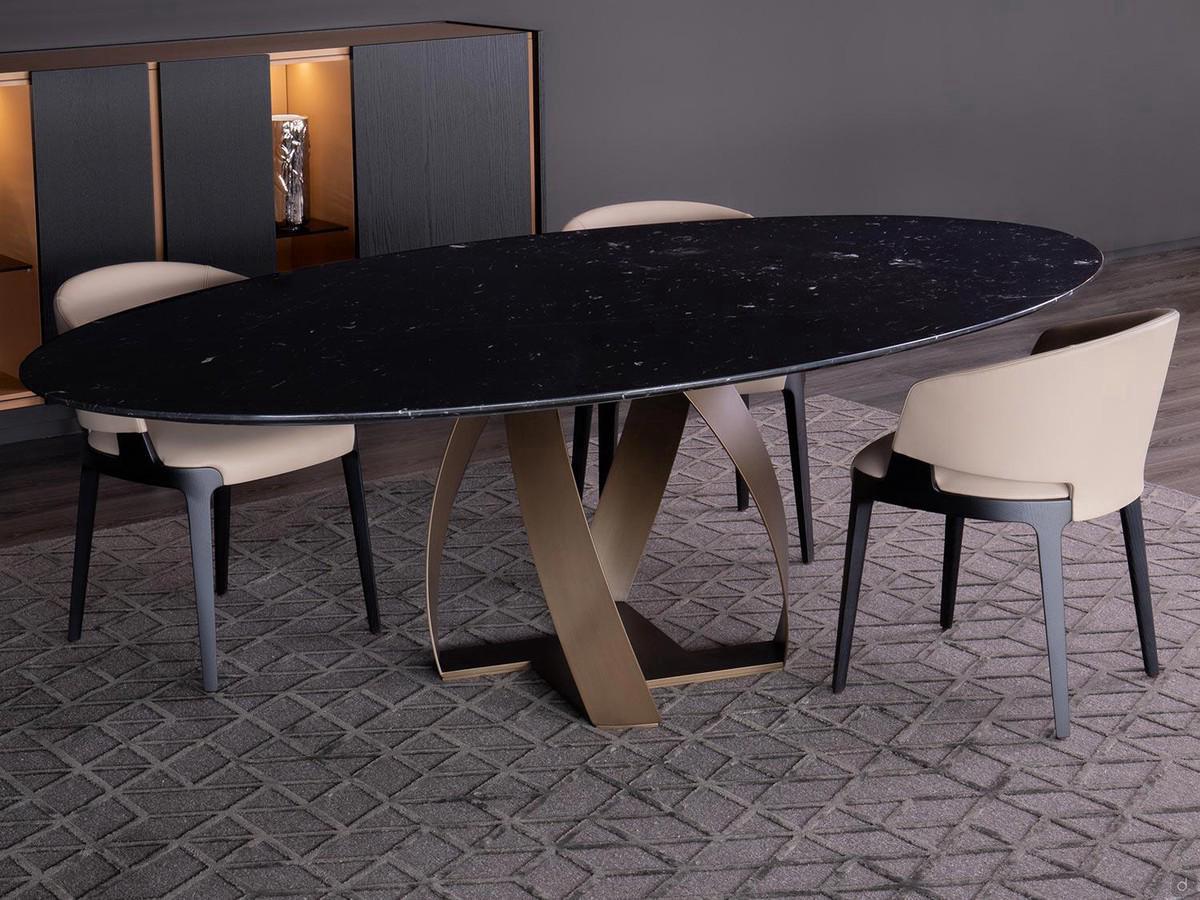 Tavolo Bon Bon outlet con piano ellittico in marmo Nero Marquinia e base in ottone brunito
