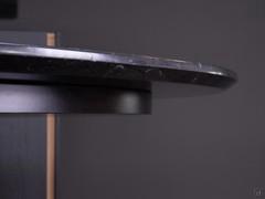 Particolare del piano in marmo spessore 2 cm con bordo smussato a 30° e del sottopiano strutturale