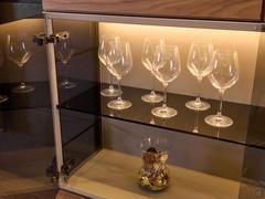 Vetrina della parete Freehand 13 outlet dotata di ripiano interno in vetro e illuminazione Led