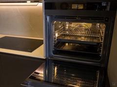 Particolare del forno ad incasso nella colonna