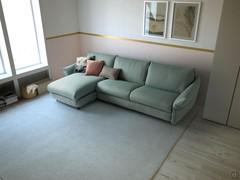 Divano letto alto da terra Dover outlet con braccioli regolabili e chaise longue contenitore