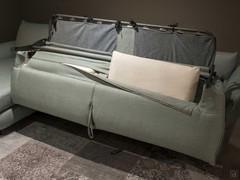 Particolare del vano portaguanciali del divano letto Dover outlet