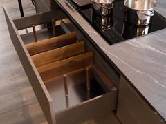 Cassettone dell'isola cottura con eleganti divisori in legno