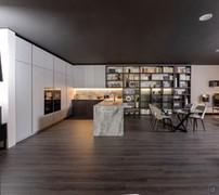 Klab 01 outlet cucina a ferro di cavallo con rivestimento effetto marmo e moderna libreria a parete 