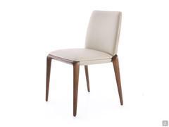 Sedia imbottita Midday outlet con gambe in legno massello e rivestimento in pelle