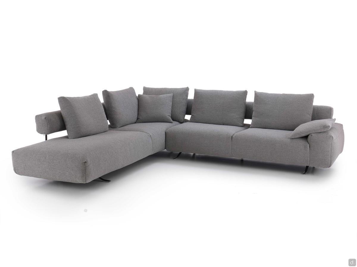 Divano Shirley outlet qui proposto in versione angolare meridienne nella misura 319 x 280 cm