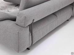 Particolare del tubolare metallico verniciato che sorregge la fascia imbottita dello schienale e lo stacca dalla seduta