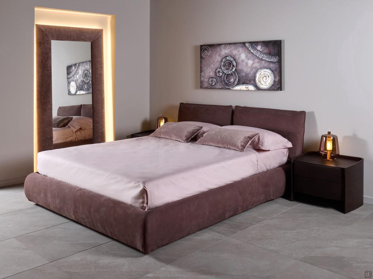 Letto imbottito matrimoniale Astoria outlet in pelle con morbidi cuscini che compongono la testiera