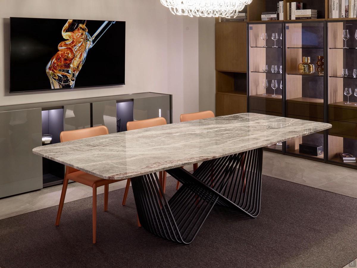 Tavolo rettangolare con base in metallo tubolare Board outlet con piano in marmo lucido Fior di Pesco