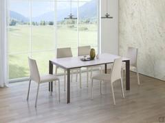 Tavolo allungabile Adrian outlet con piano in ceramica cristallo e struttura in metallo